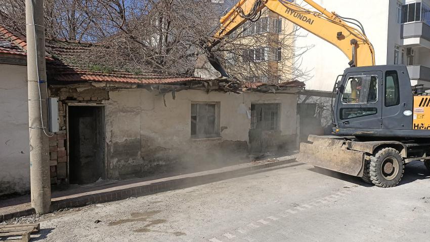 EDREMIT'TE 125 METRUK BINA YIKILDI