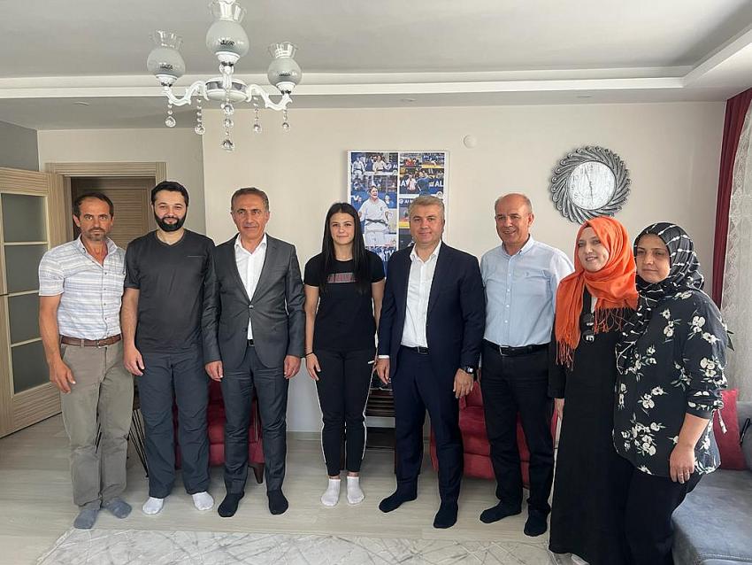 MILLETVEKILI MUSTAFA CANBEY: “BAŞARININ YOLU ÇALIŞMAK”