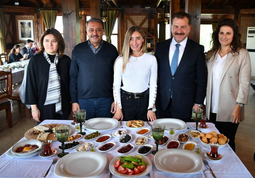 DÜNYA REKORTMENI, BALIKESIR KAHVALTISIYLA TANIŞTI