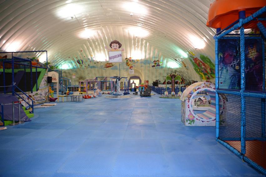 BAŞKAN YILMAZ’DAN KARNE HEDIYESI ‘ÇOCUK KÖYÜ’