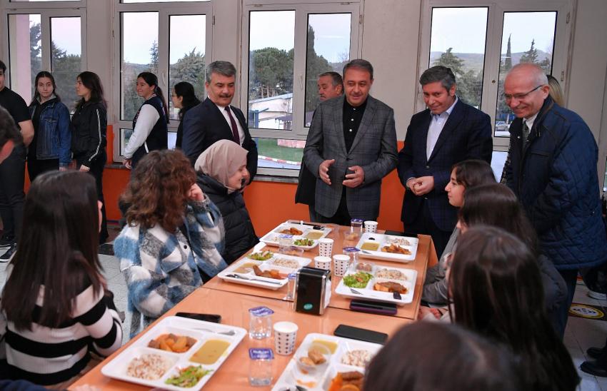 VALI ŞILDAK İFTARDA ÖĞRENCILERLE BULUŞTU