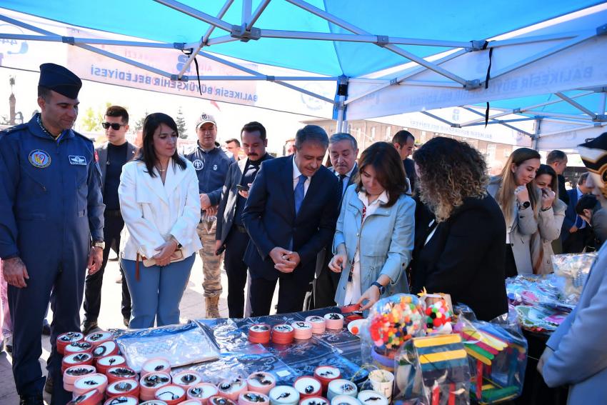 KARESI AILE DESTEK MERKEZININ İLK SERGISI AÇILDI