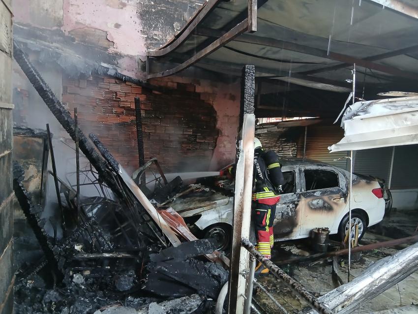 AYVALIK’TA BİR VİLLANIN GARAJINDAKİ PARK HALİNDEKİ ARAÇTA ÇIKAN YANGIN EVE SIÇRADI