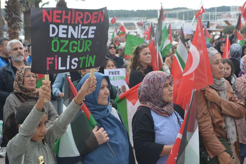 AYVALIK’TA ÖZGÜR FİLİSTİN İÇİN YÜRÜDÜLER