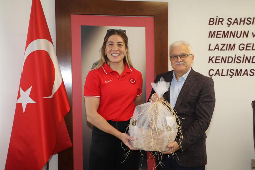 BAŞKAN DEVECILER, ŞAMPIYON YASEMIN ADAR YIĞIT’I AĞIRLADI