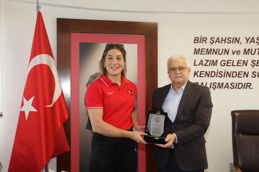 BAŞKAN DEVECILER, ŞAMPIYON YASEMIN ADAR YIĞIT’I AĞIRLADI