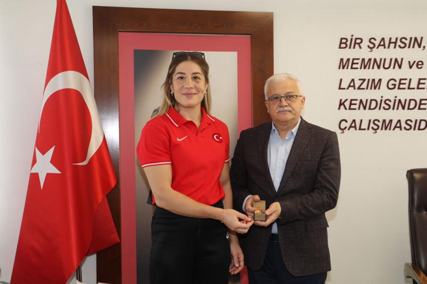 BAŞKAN DEVECILER, ŞAMPIYON YASEMIN ADAR YIĞIT’I AĞIRLADI
