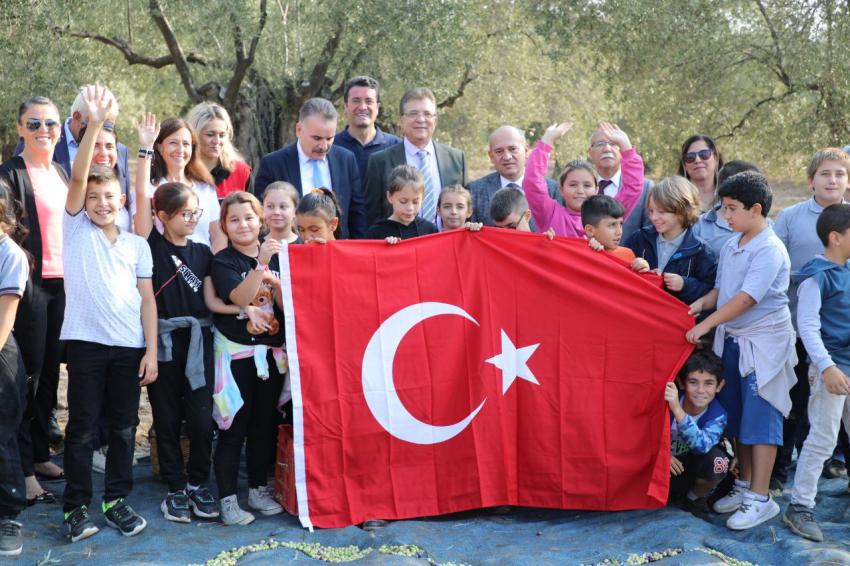 BAŞKAN ARSLAN ÖĞRENCİLERLE ZEYTİN HASADI YAPT