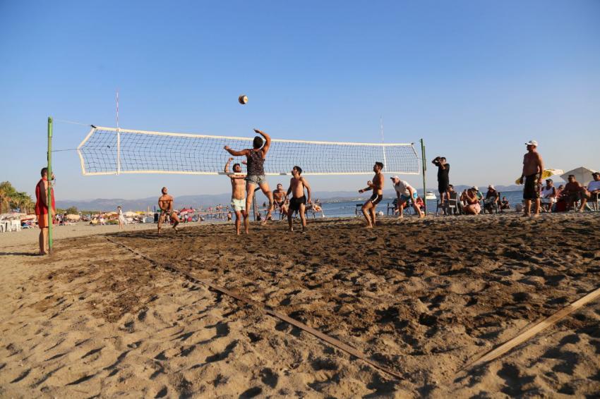 EDREMIT SAHILLERI PLAJ VOLEYBOLU İLE RENKLENDI