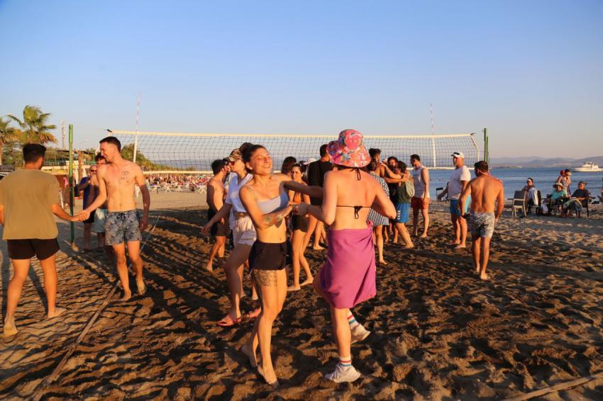 EDREMIT SAHILLERI PLAJ VOLEYBOLU İLE RENKLENDI