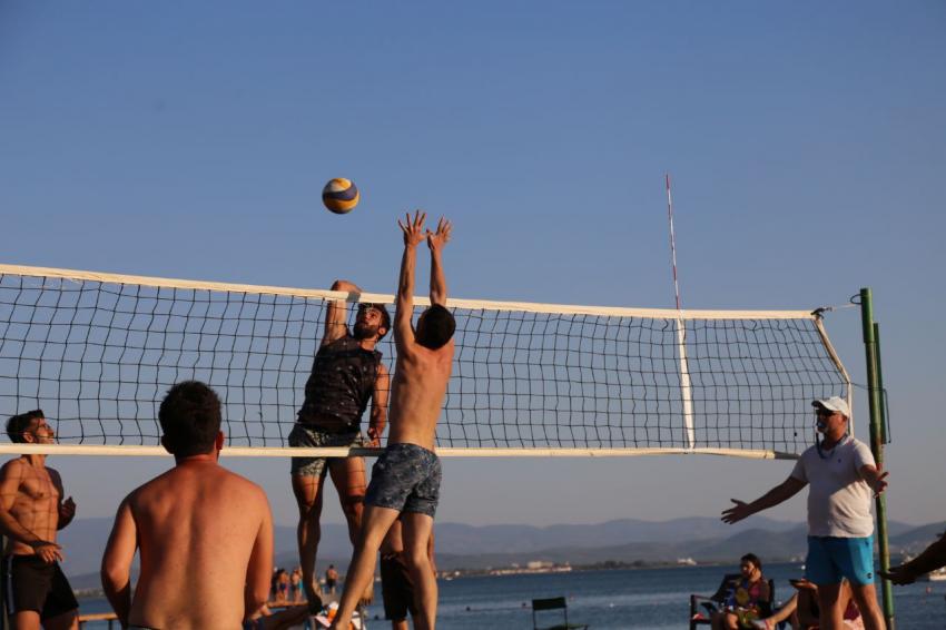 EDREMIT SAHILLERI PLAJ VOLEYBOLU İLE RENKLENDI