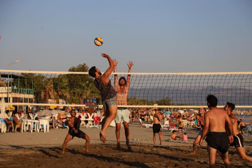 EDREMIT SAHILLERI PLAJ VOLEYBOLU İLE RENKLENDI