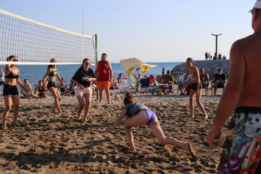 EDREMIT SAHILLERI PLAJ VOLEYBOLU İLE RENKLENDI