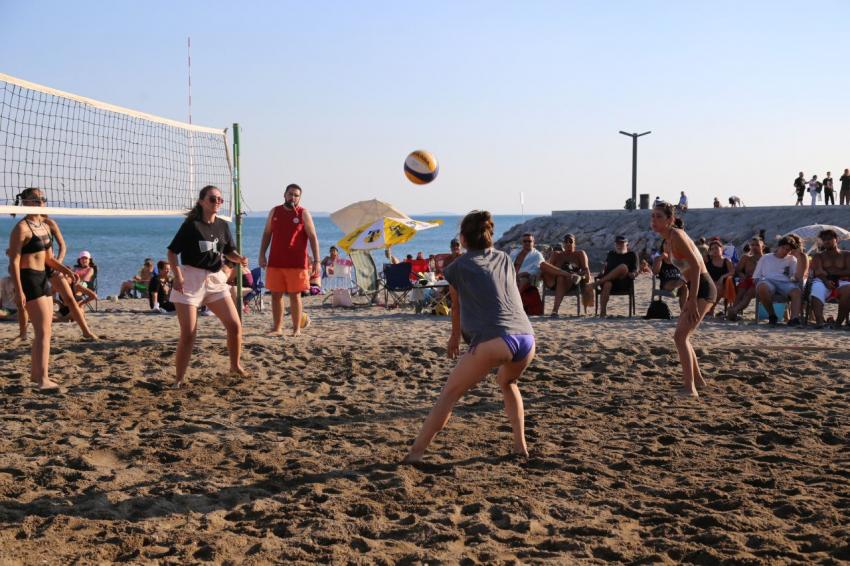 EDREMIT SAHILLERI PLAJ VOLEYBOLU İLE RENKLENDI