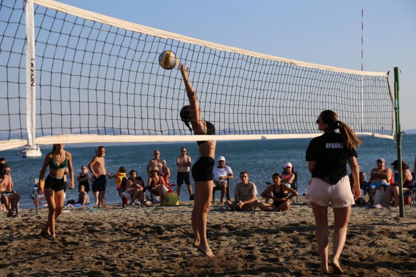 EDREMIT SAHILLERI PLAJ VOLEYBOLU İLE RENKLENDI