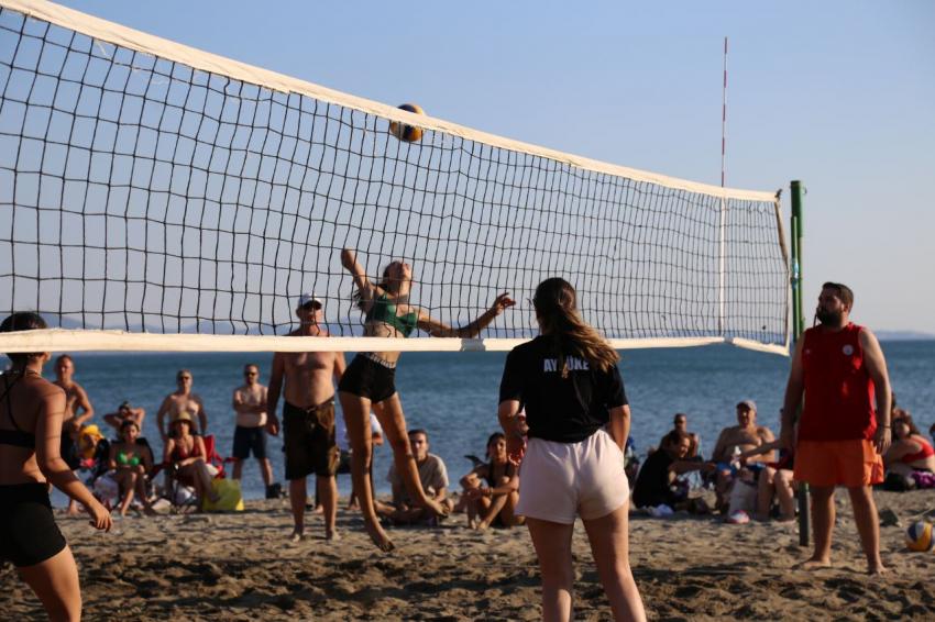 EDREMIT SAHILLERI PLAJ VOLEYBOLU İLE RENKLENDI